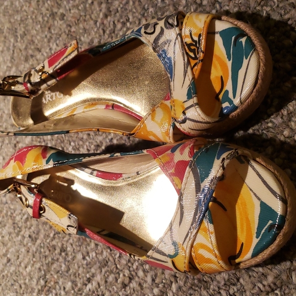 **BRAND NEW** Franco Sarto Multi-Colored Floral Wedges Size 6 1/2 US - Picture 6 of 6
